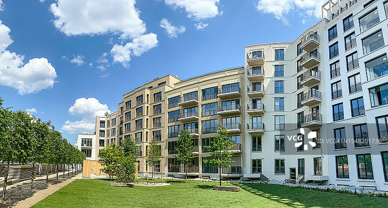 生态可持续绿色住宅区，低能耗公寓和绿色庭院图片素材