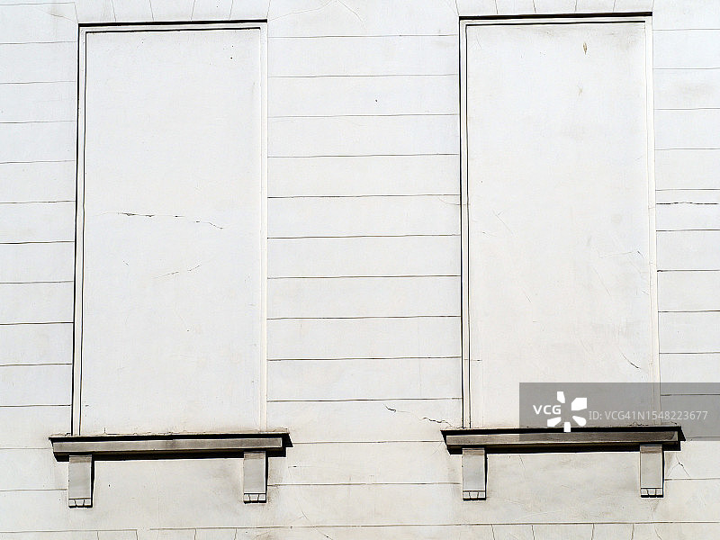 法国巴黎带有两个大型围墙窗户的白色油漆混凝土墙图片素材