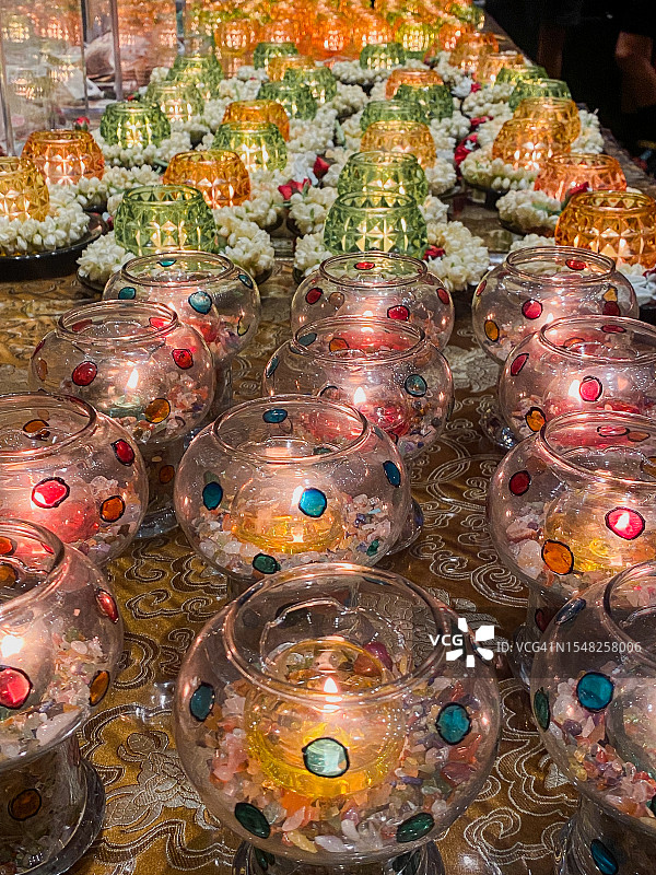 新加坡唐人街佛牙寺的灯和鲜花供品图片素材