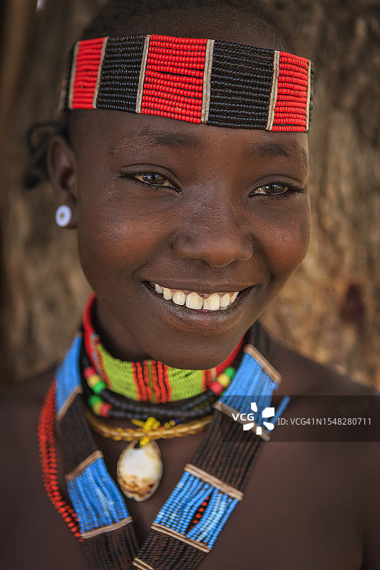 来自埃塞俄比亚哈默部落的快乐女人肖像图片素材