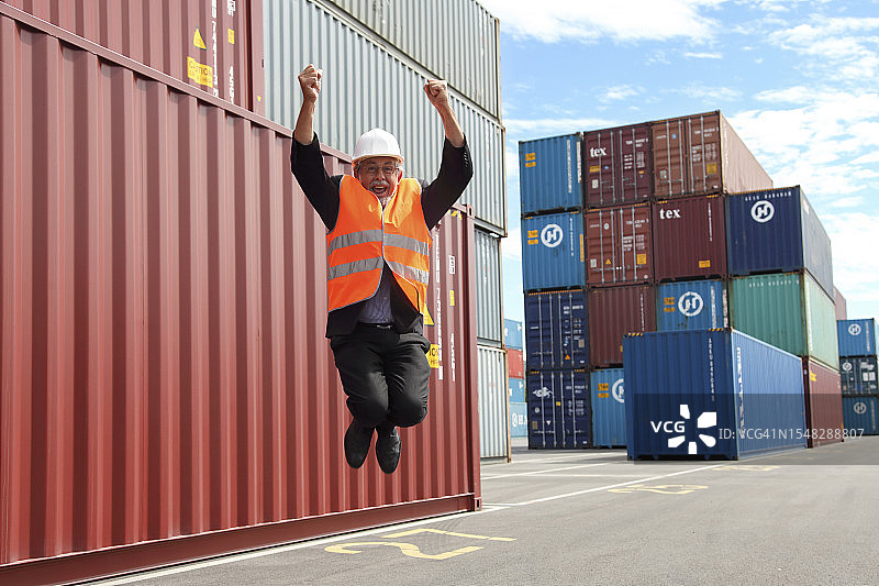 老年男人在货舱区域跳跃图片素材