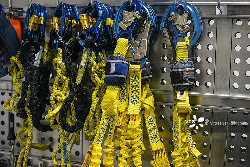 在高处作业时佩戴安全带和安全绳的建筑工人图片素材