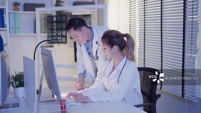 医院里医生和团队讨论X光片，进行协作或团队合作。图片素材