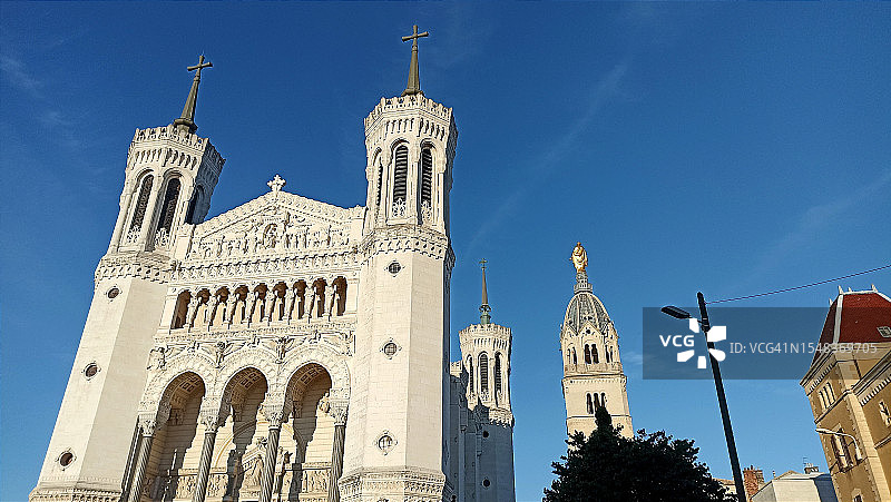夕阳下的富维耶圣母院图片素材
