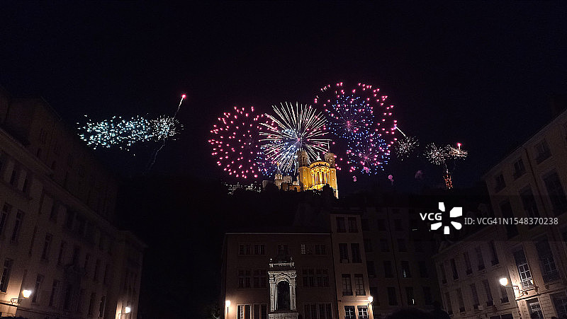 2023年7月14日富维耶圣母院上空的烟花图片素材