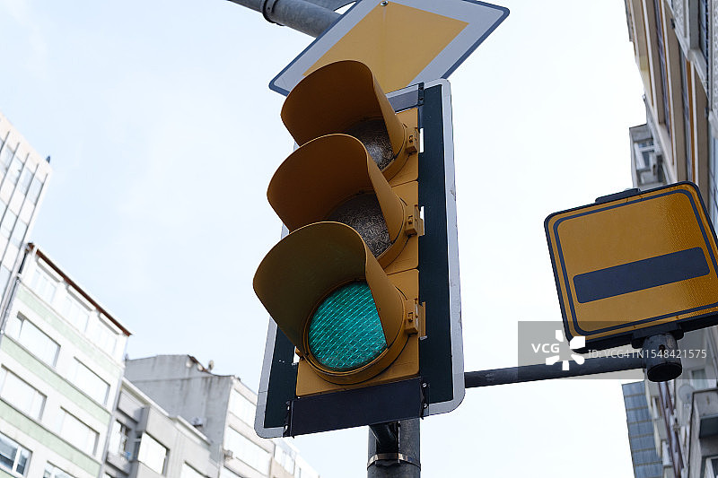 绿灯交通信号灯特写图片素材