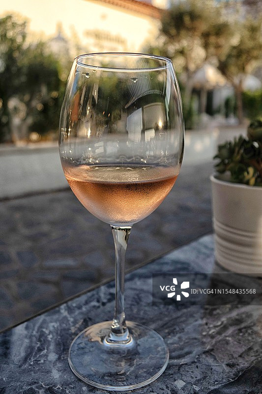 冰镇玫瑰葡萄酒杯桌面特写图片素材