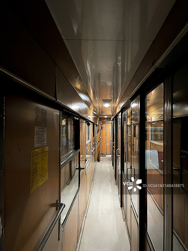 客运列车车厢走廊图片素材