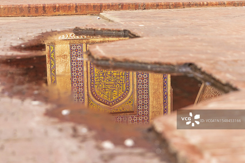 清真寺的柱子在水中倒影图片素材