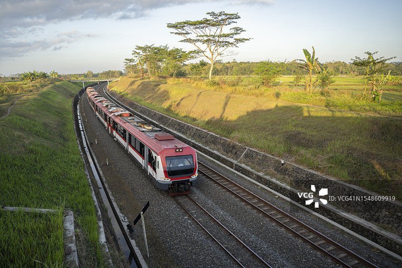 火车穿梭于乡村图片素材