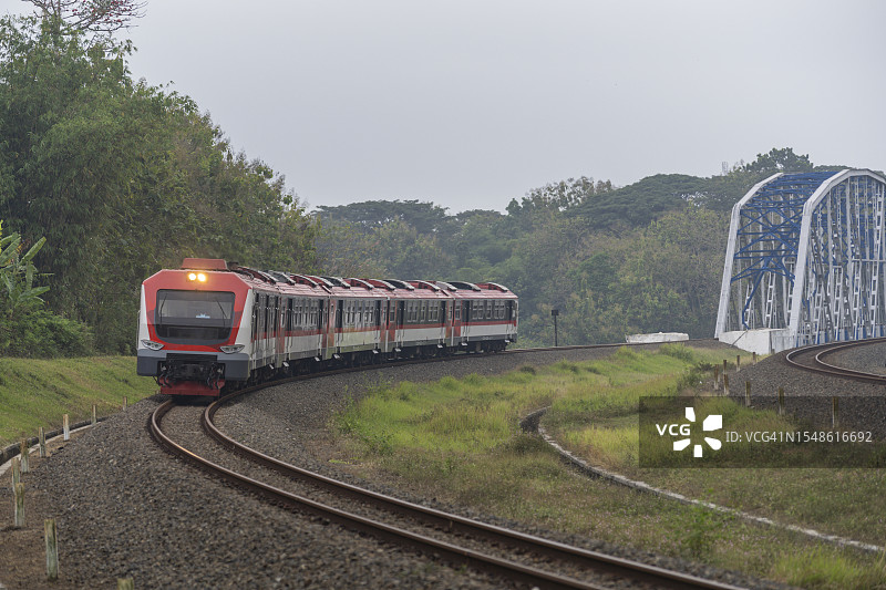 火车穿梭于乡村图片素材