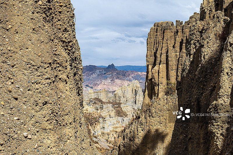 远眺房屋：阿尼马斯山谷的山脉与砂岩墙图片素材