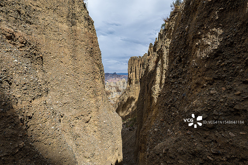 远眺房屋：阿尼马斯山谷的山脉与砂岩墙图片素材