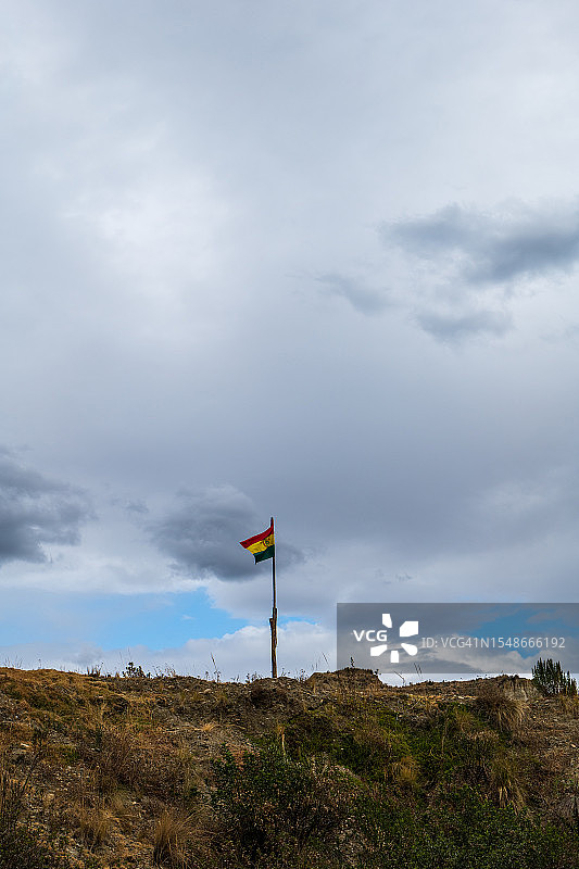 玻利维亚拉巴斯帕尔卡灵魂谷附近的玻利维亚国旗图片素材