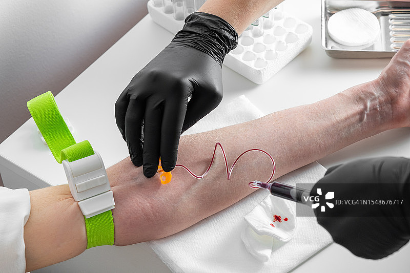 正在进行采血的女人图片素材