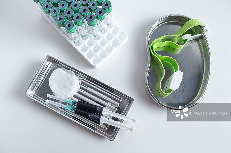 女美容师抽血分离血浆，进行嫩肤图片素材