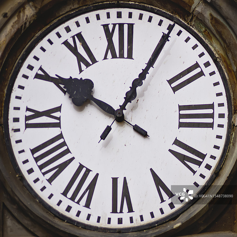 建筑立面上的时钟细节图片素材