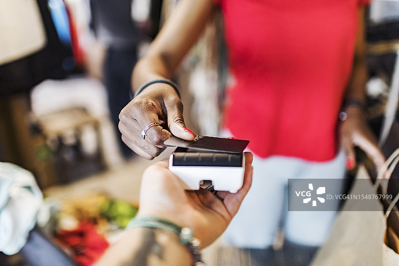 年轻的非洲裔女子用信用卡购物付款图片素材