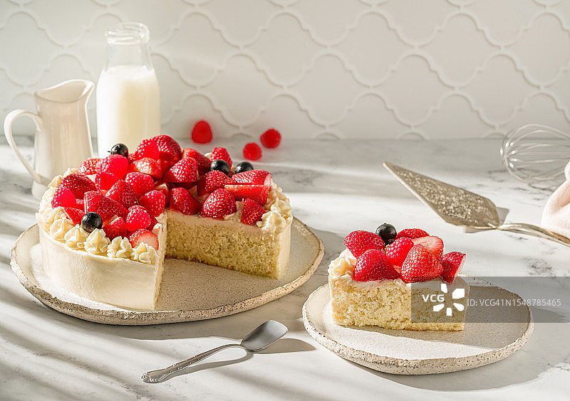 Tres Leches蛋糕，拉丁美洲草莓牛奶蛋糕图片素材