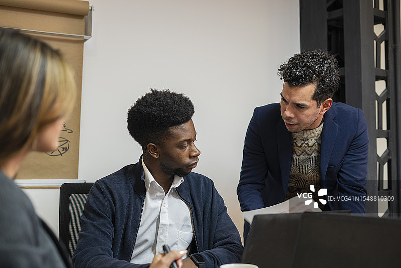 公司员工在会议室会见重要商人图片素材