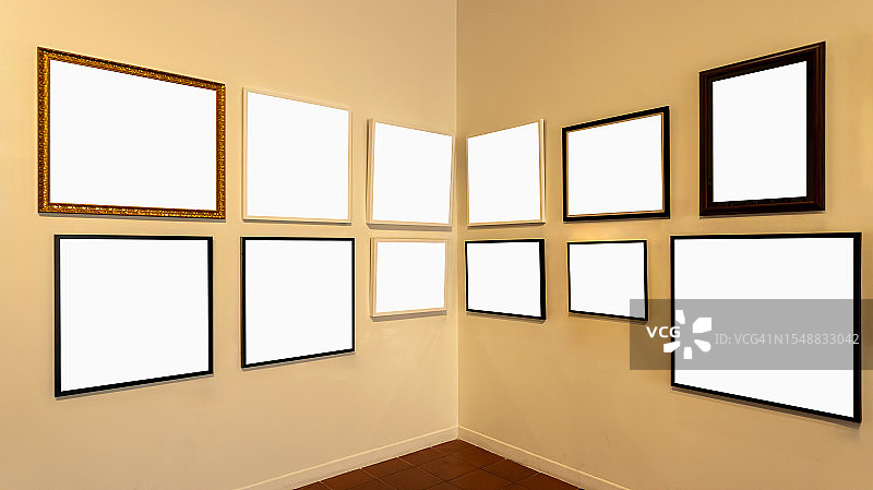 展览室墙上的空白画框图片素材