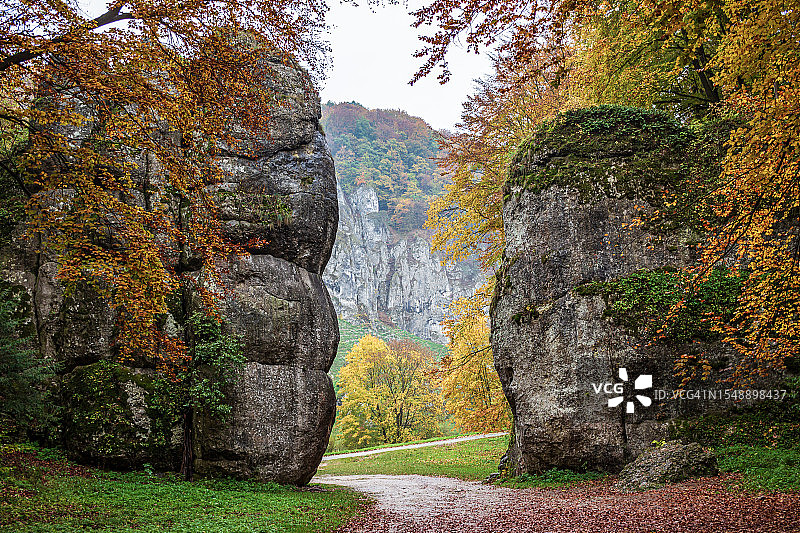 自然的门户：波兰奥伊库夫国家公园的克拉科夫门图片素材