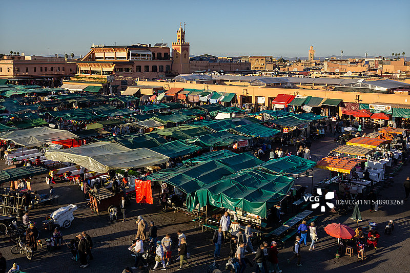 德吉玛广场的黄金时段：马拉喀什麦地那充满活力和生机的市场图片素材