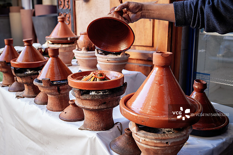 揭开风味：马拉喀什麦地那的塔吉锅美食图片素材