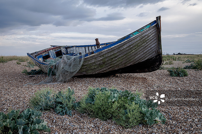 昔日的印记：邓杰内斯沉船海滩上废弃的渔船图片素材