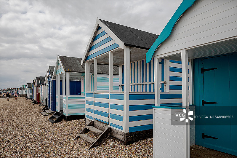 索普湾海滩的迷人彩色小屋图片素材