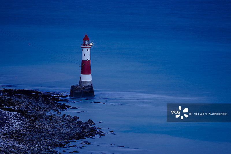 英格兰伊斯特本比奇角灯塔，俯瞰宁静的海洋图片素材