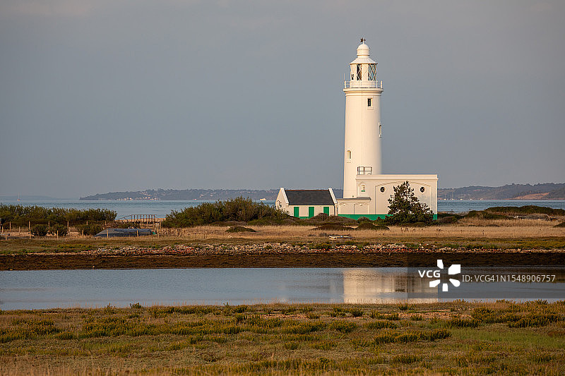 引导灯塔：英格兰米尔福德海宁静的赫斯特灯塔图片素材