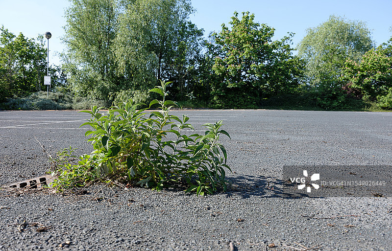 废弃的商业场所停车场图片素材