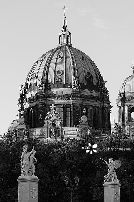德国柏林，柏林大教堂的黑白侧面照图片素材