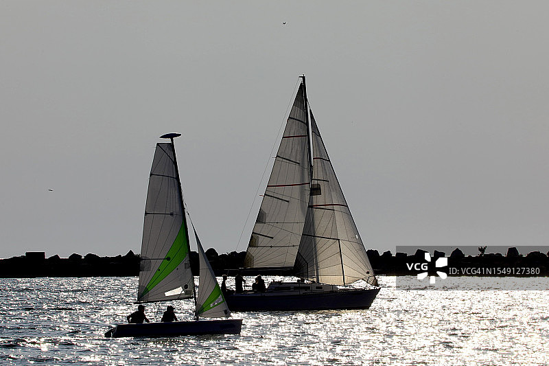 礁石附近的帆船图片素材