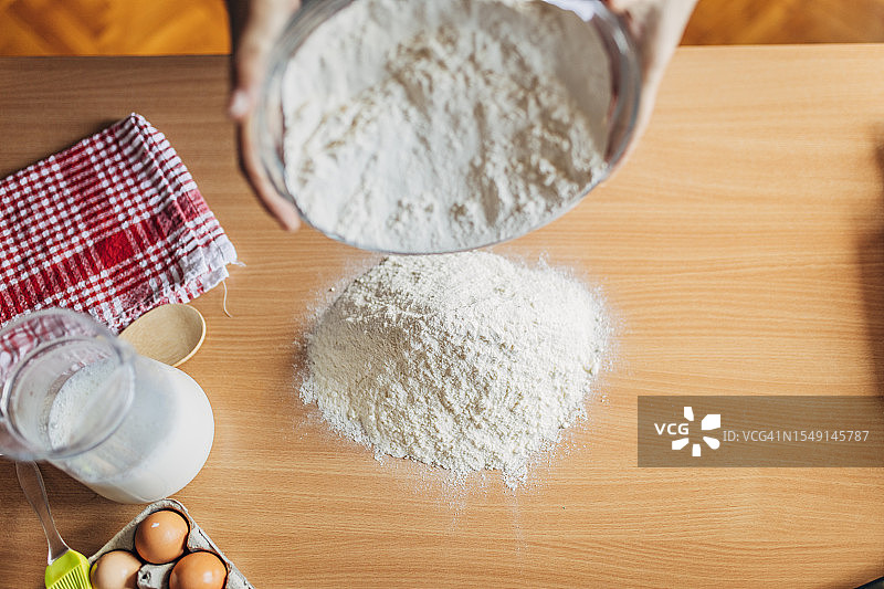 女人准备揉面团图片素材