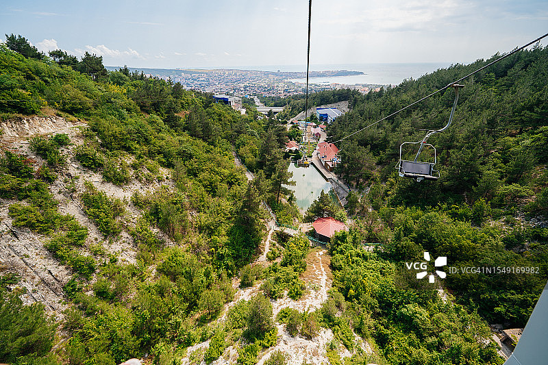 美丽山区绿色峡谷中的缆车图片素材