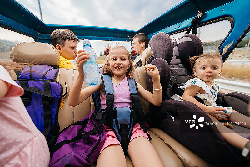 一群游客在SUV车里享受山间旅行图片素材