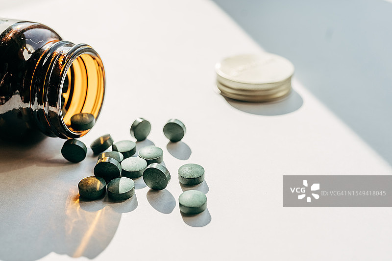 螺旋藻粉和药丸套装，白色背景图片素材