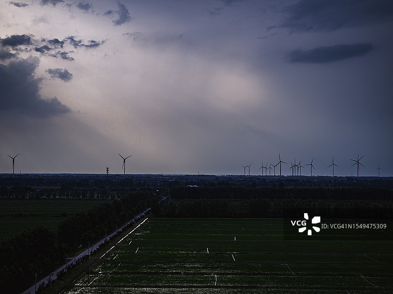 日落时分天空中的风力涡轮机图片素材
