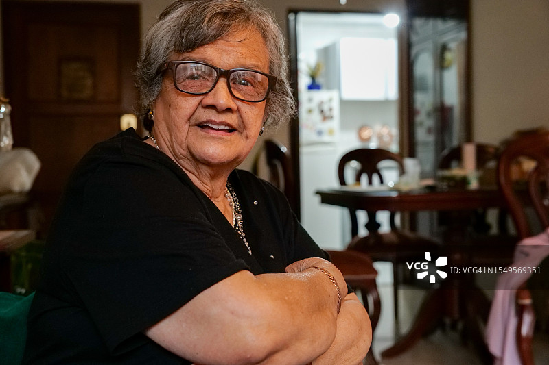 奶奶坐在家中沙发上的特写图片素材