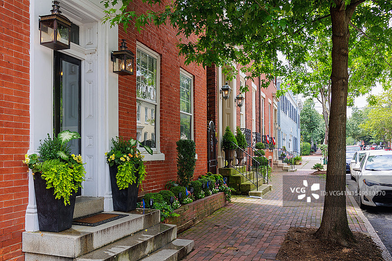 弗吉尼亚州亚历山大老城区住宅街上的联排别墅图片素材