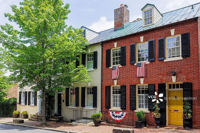 弗吉尼亚州亚历山大老城区住宅街上的联排别墅图片素材