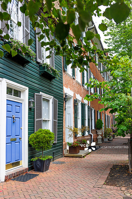 弗吉尼亚州亚历山大老城区住宅街上的联排别墅图片素材