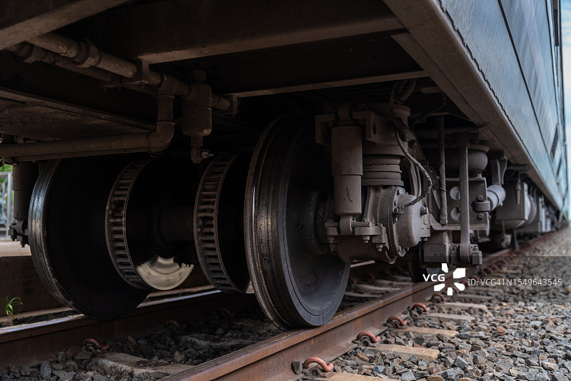 行驶在水泥混凝土梁轨道上的火车图片素材