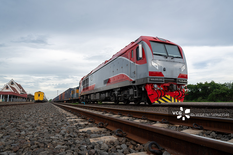 停在泰国车站轨道上的列车图片素材