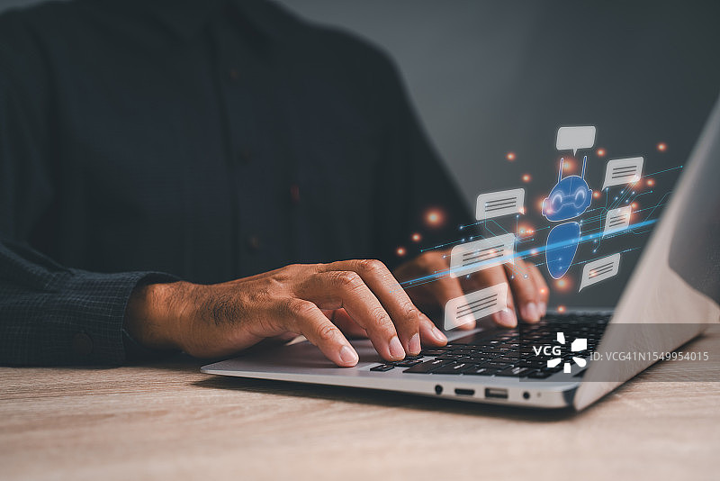 商人在办公桌上使用笔记本电脑键盘上网，查看电子邮件图标，进行邮件营销，发送电子邮件或新闻通讯，在线工作图片素材