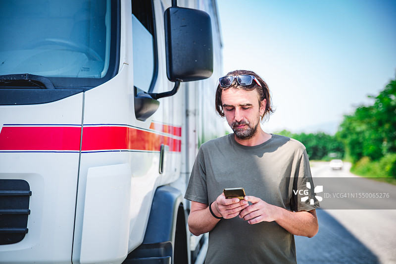卡车司机正在看手机图片素材