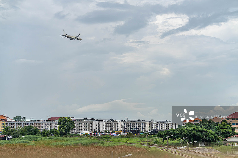 飞越泰国曼谷住宅区的飞机图片素材