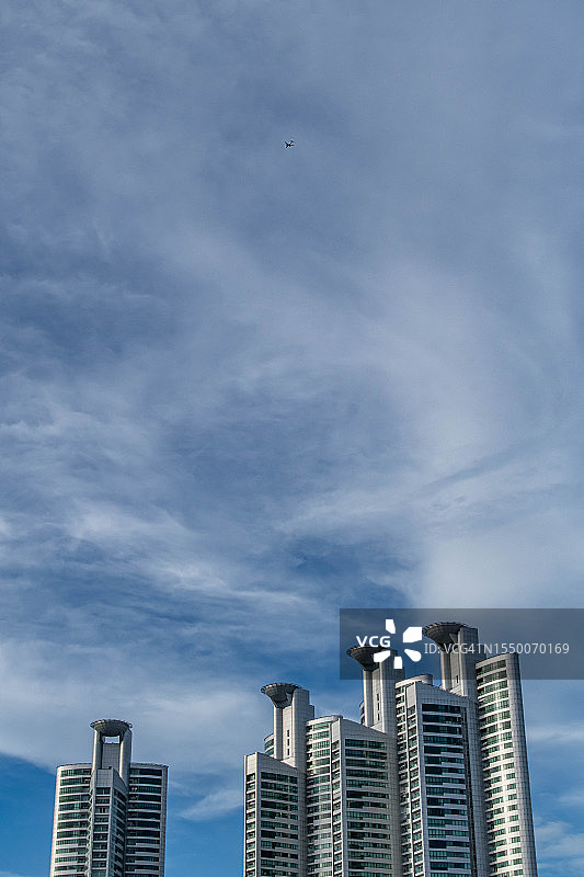 飞机在泰国曼谷的城市建筑上空飞行图片素材